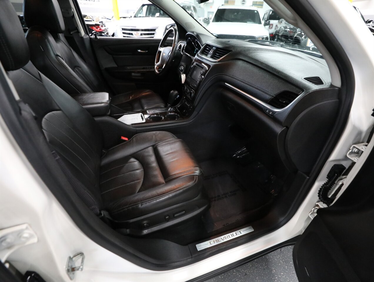 2015 Chevrolet Traverse LTZ AWD - Photo 18 - Addison, IL 60101