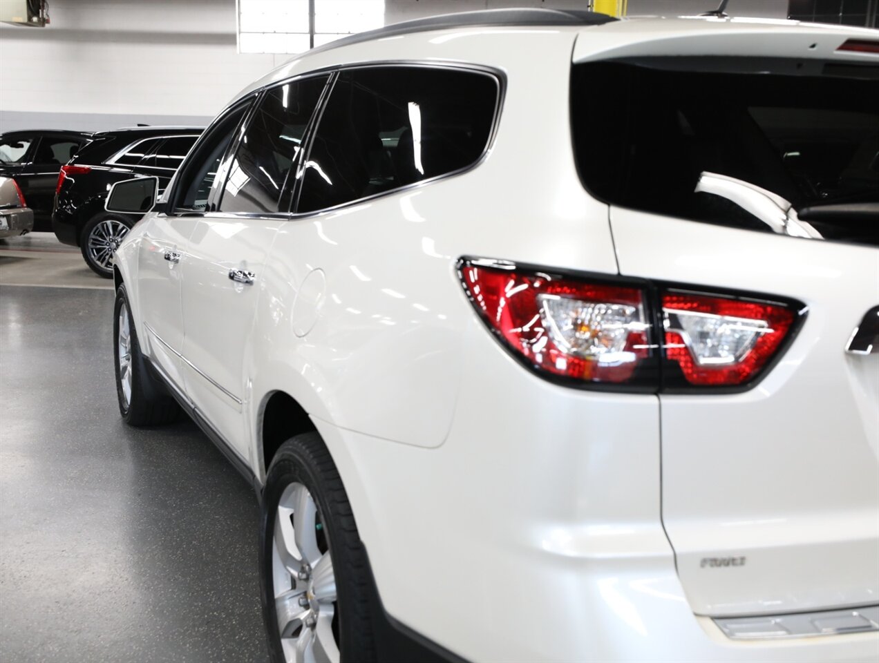 2015 Chevrolet Traverse LTZ AWD - Photo 15 - Addison, IL 60101