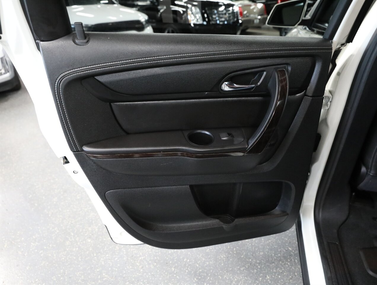 2015 Chevrolet Traverse LTZ AWD - Photo 28 - Addison, IL 60101