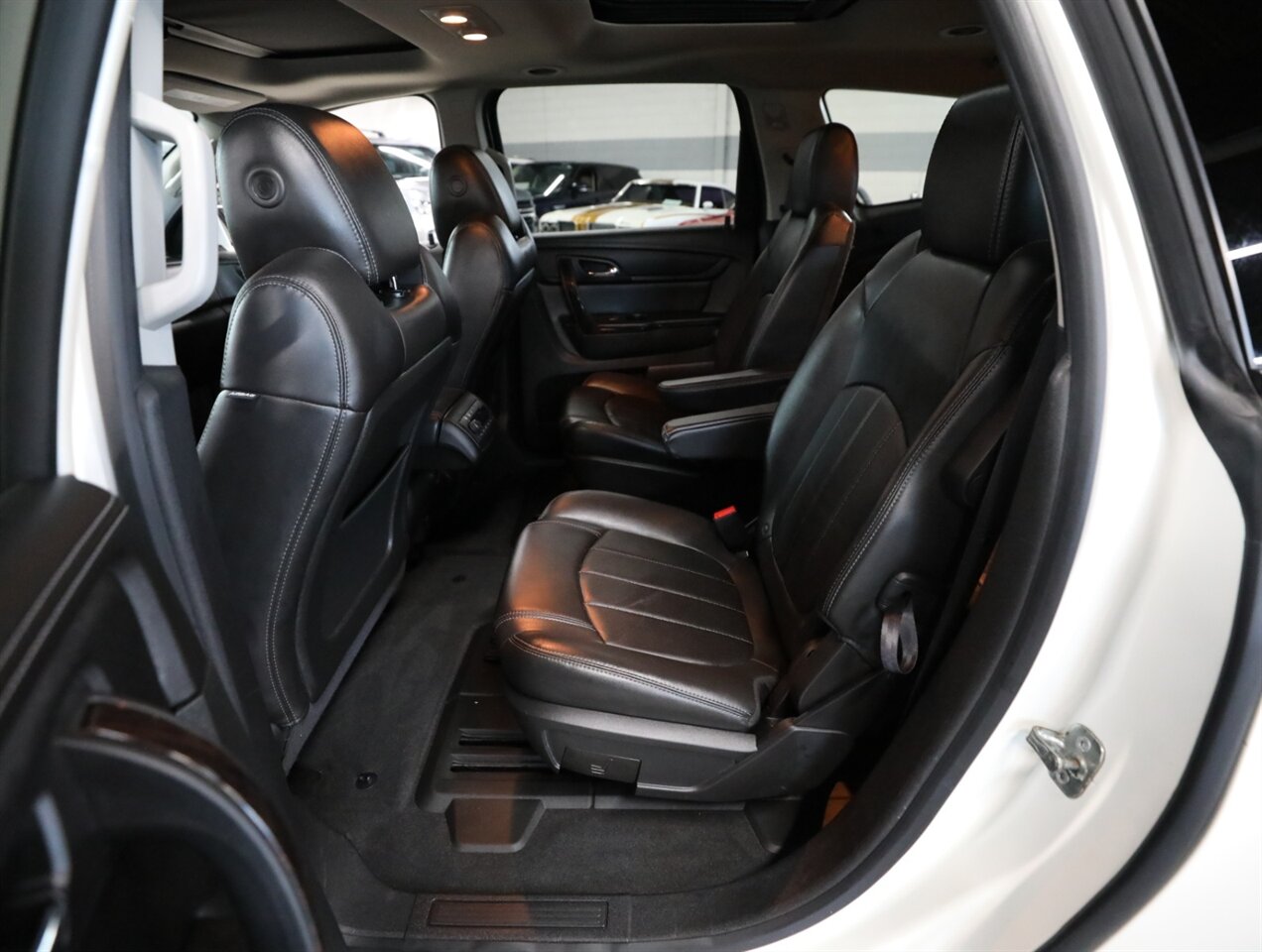 2015 Chevrolet Traverse LTZ AWD - Photo 31 - Addison, IL 60101