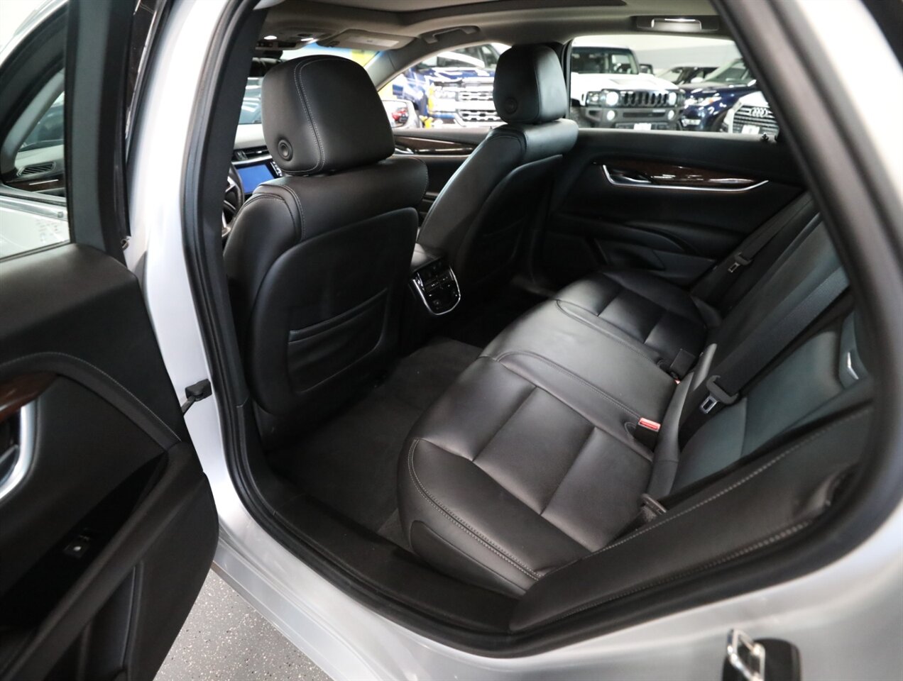 2016 Cadillac XTS Luxury - Photo 24 - Addison, IL 60101