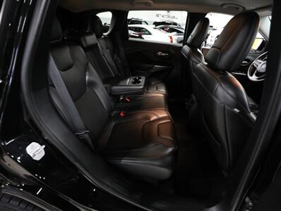 2019 Jeep Cherokee Latitude Plus 4WD   - Photo 21 - Addison, IL 60101