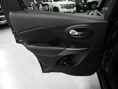 2019 Jeep Cherokee Latitude Plus 4WD   - Photo 23 - Addison, IL 60101