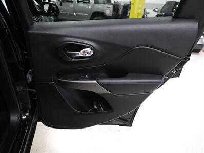 2019 Jeep Cherokee Latitude Plus 4WD   - Photo 19 - Addison, IL 60101