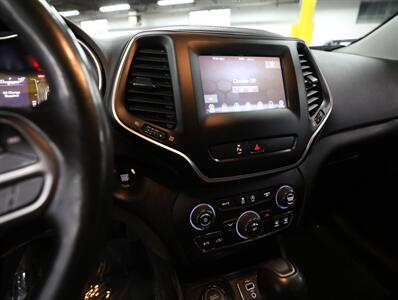 2019 Jeep Cherokee Latitude Plus 4WD   - Photo 32 - Addison, IL 60101