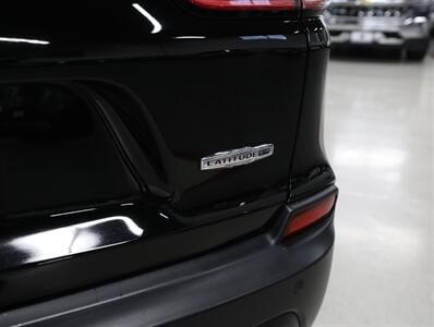 2019 Jeep Cherokee Latitude Plus 4WD   - Photo 11 - Addison, IL 60101