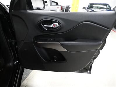 2019 Jeep Cherokee Latitude Plus 4WD   - Photo 16 - Addison, IL 60101