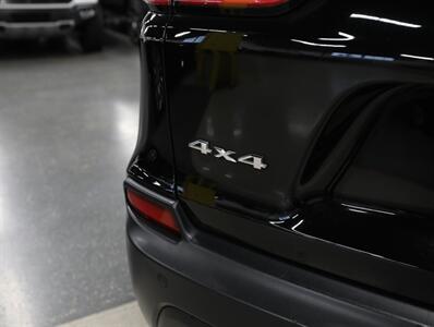 2019 Jeep Cherokee Latitude Plus 4WD   - Photo 12 - Addison, IL 60101