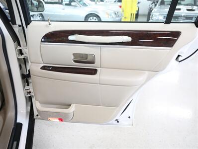 2007 Lincoln Town Car Signature - Photo 20 - Addison, IL 60101