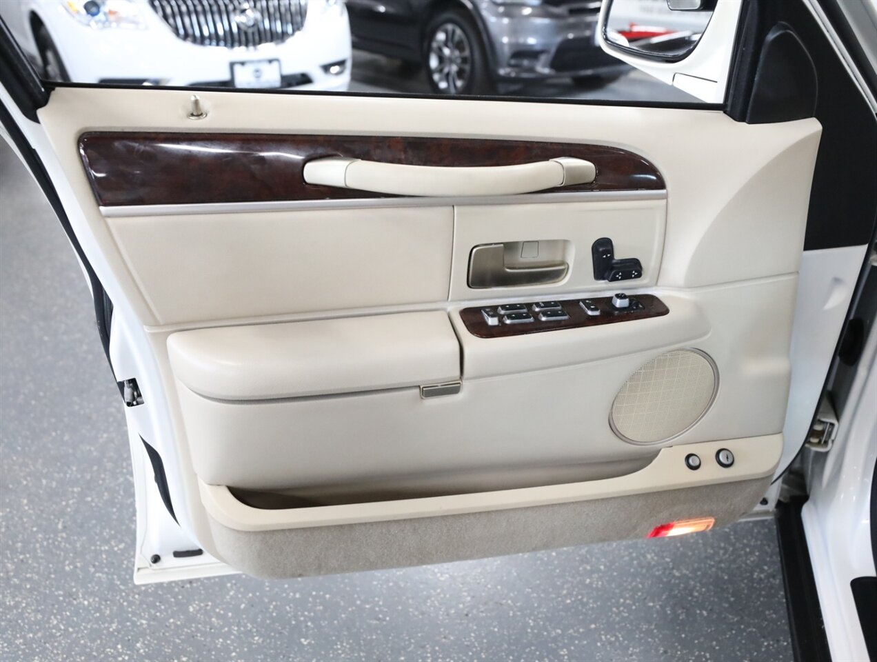 2007 Lincoln Town Car Signature - Photo 28 - Addison, IL 60101