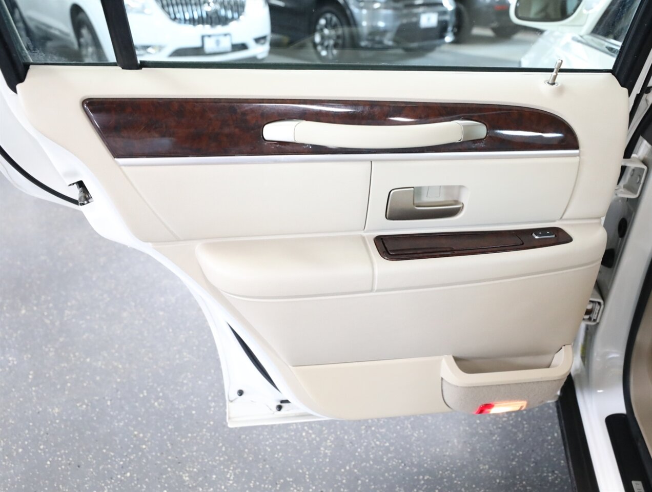 2007 Lincoln Town Car Signature - Photo 24 - Addison, IL 60101