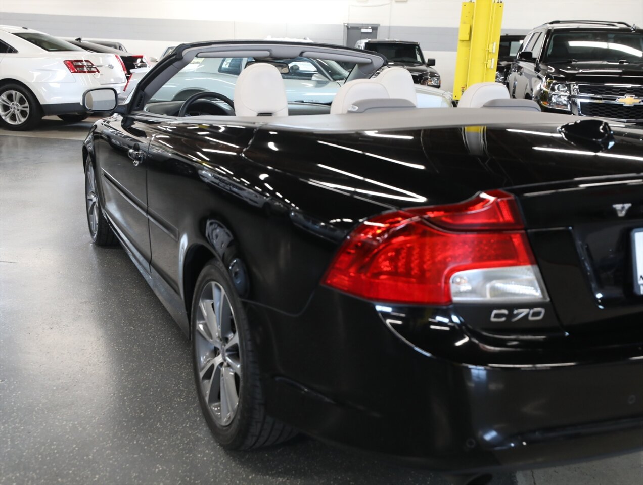 2011 Volvo C70 T5 - Photo 15 - Addison, IL 60101