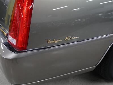 2011 Cadillac DTS 4.6L V8   - Photo 10 - Addison, IL 60101