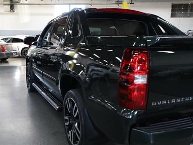 2013 Chevrolet Avalanche LT Black Diamond 4X4 - Photo 16 - Addison, IL 60101