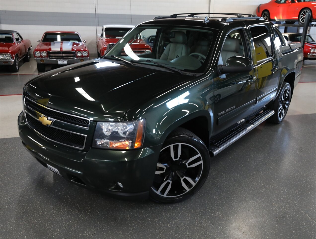 2013 Chevrolet Avalanche LT Black Diamond 4X4 - Photo 2 - Addison, IL 60101