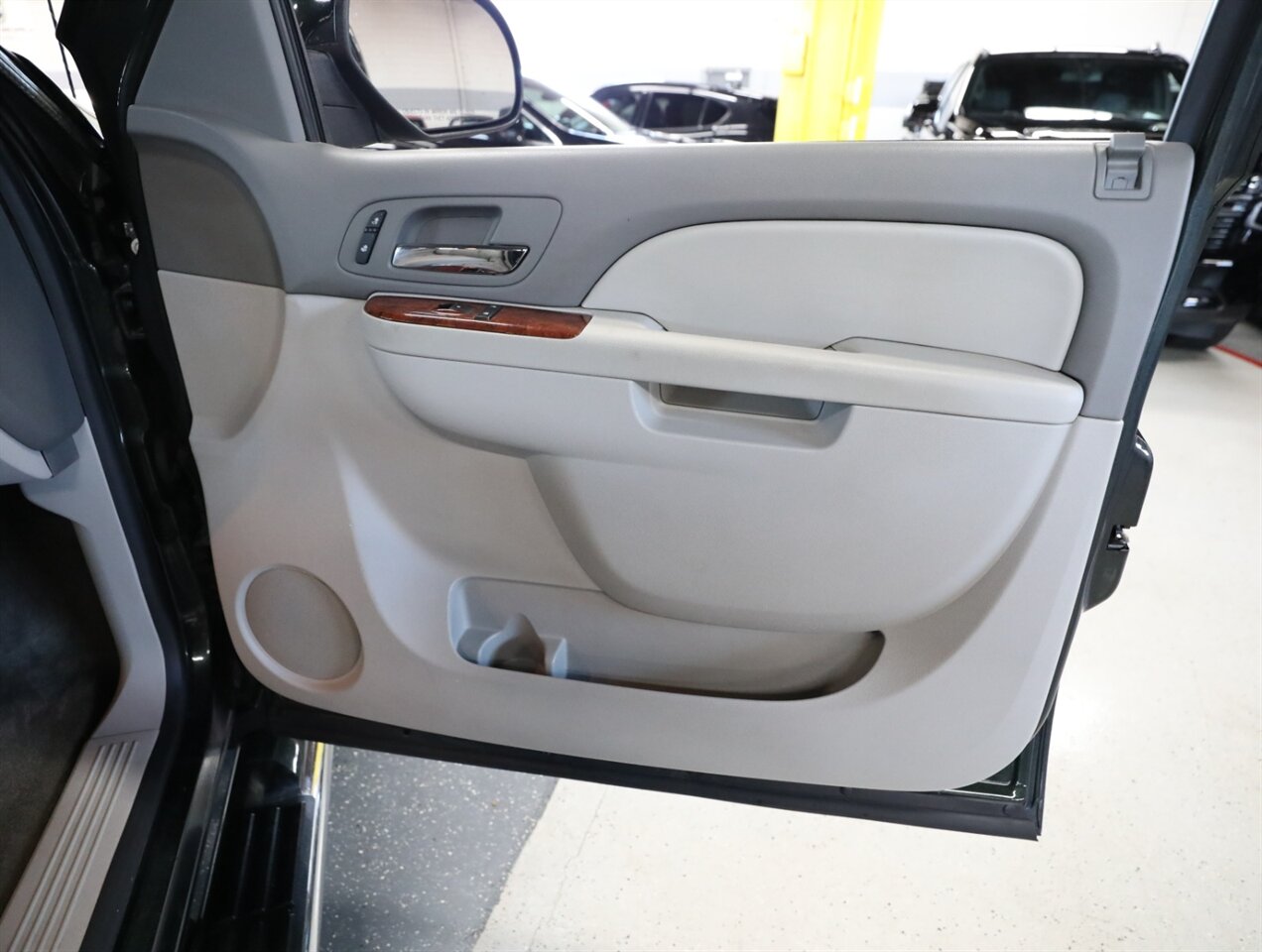 2013 Chevrolet Avalanche LT Black Diamond 4X4 - Photo 19 - Addison, IL 60101