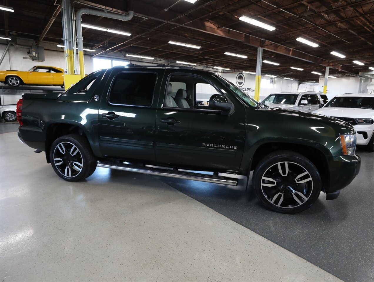 2013 Chevrolet Avalanche LT Black Diamond 4X4 - Photo 7 - Addison, IL 60101