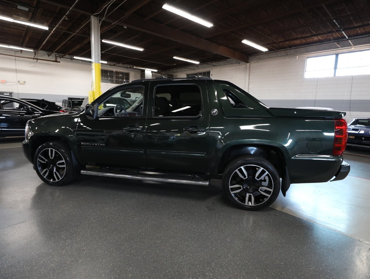 2013 Chevrolet Avalanche LT Black Diamond 4X4 - Photo 17 - Addison, IL 60101