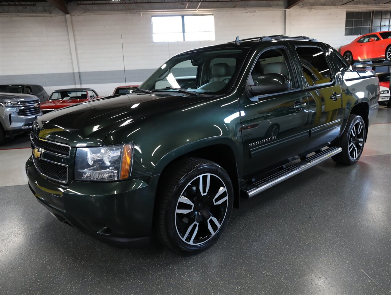 2013 Chevrolet Avalanche LT Black Diamond 4X4 - Photo 4 - Addison, IL 60101