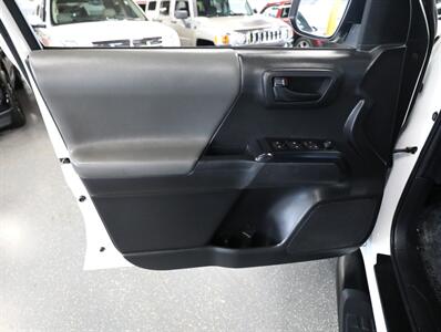 2023 Toyota Tacoma SR V6 4X4   - Photo 33 - Addison, IL 60101