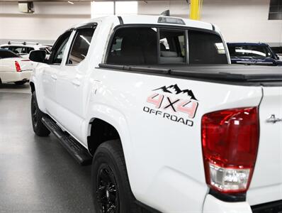 2023 Toyota Tacoma SR V6 4X4   - Photo 15 - Addison, IL 60101