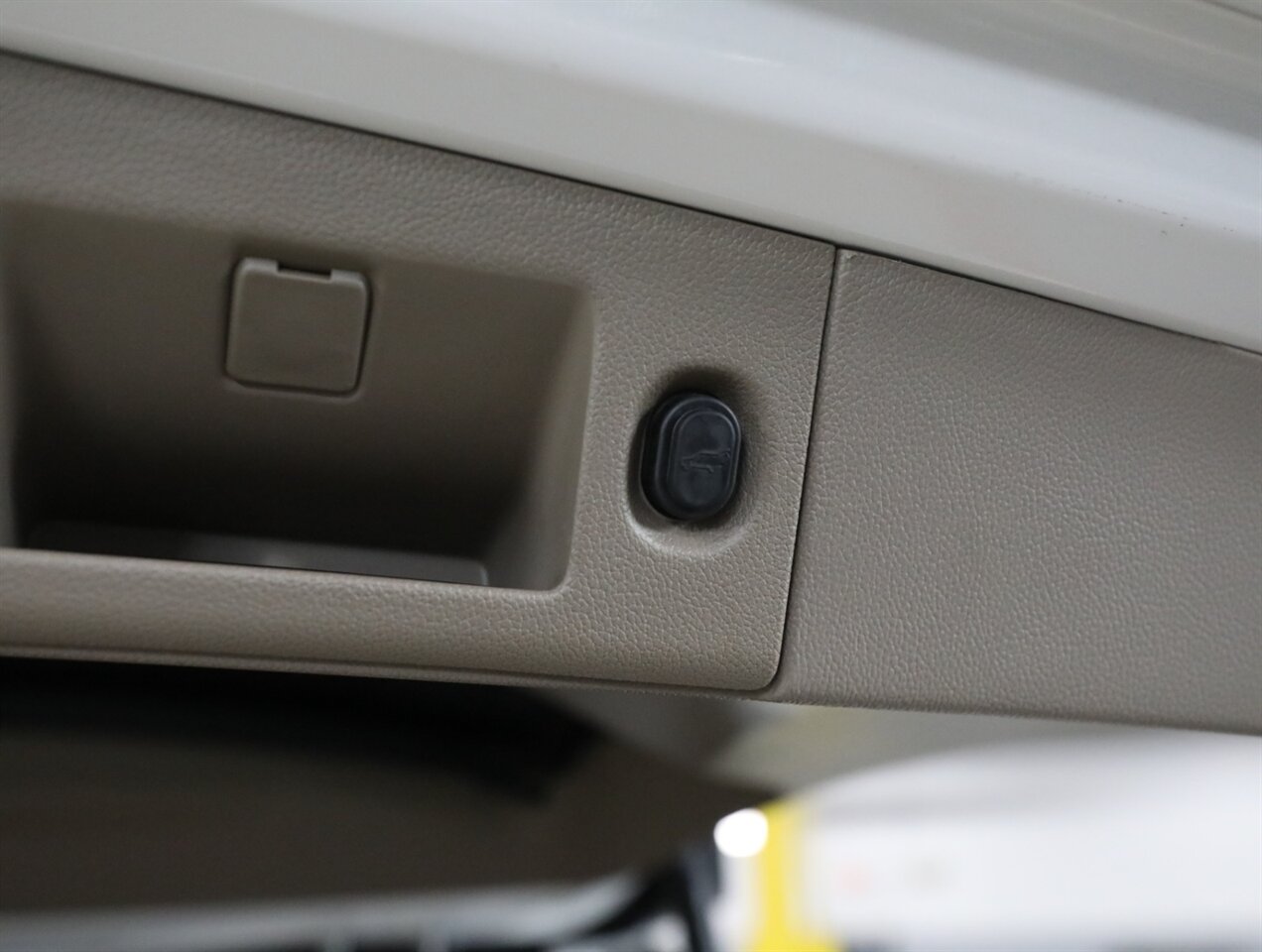 2017 Chevrolet Suburban Premier 4X4 - Photo 28 - Addison, IL 60101