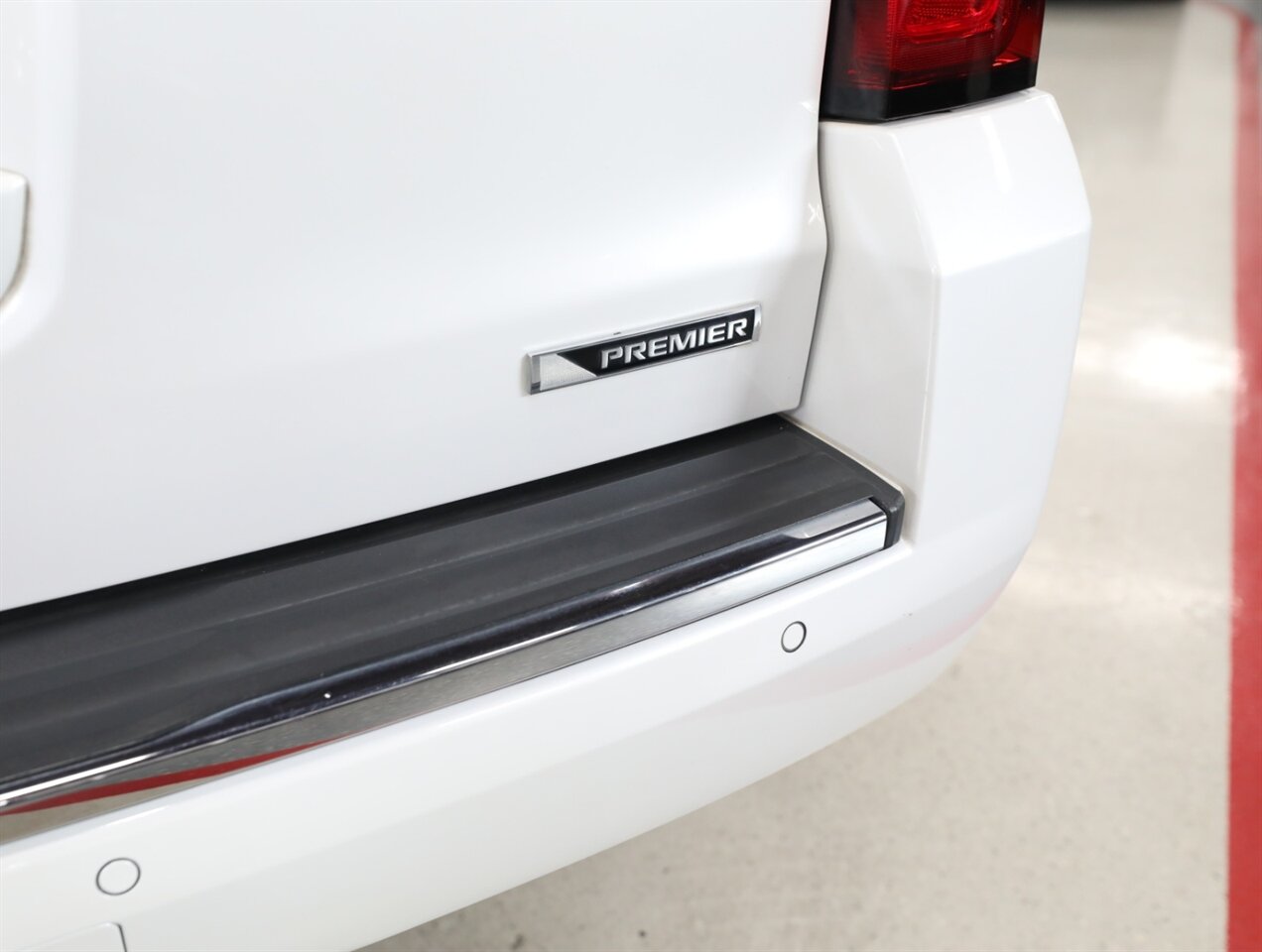 2017 Chevrolet Suburban Premier 4X4 - Photo 12 - Addison, IL 60101