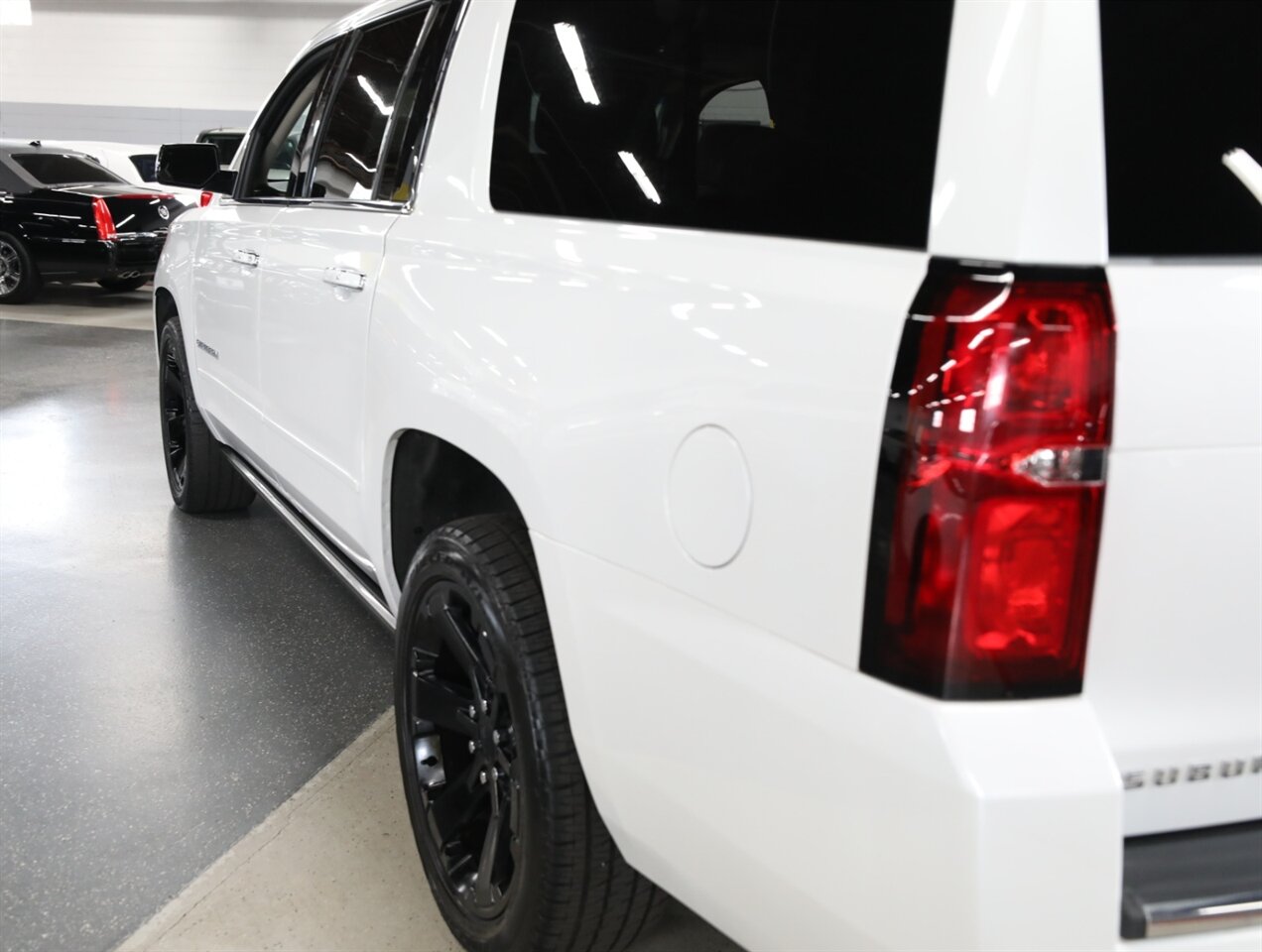 2017 Chevrolet Suburban Premier 4X4 - Photo 14 - Addison, IL 60101