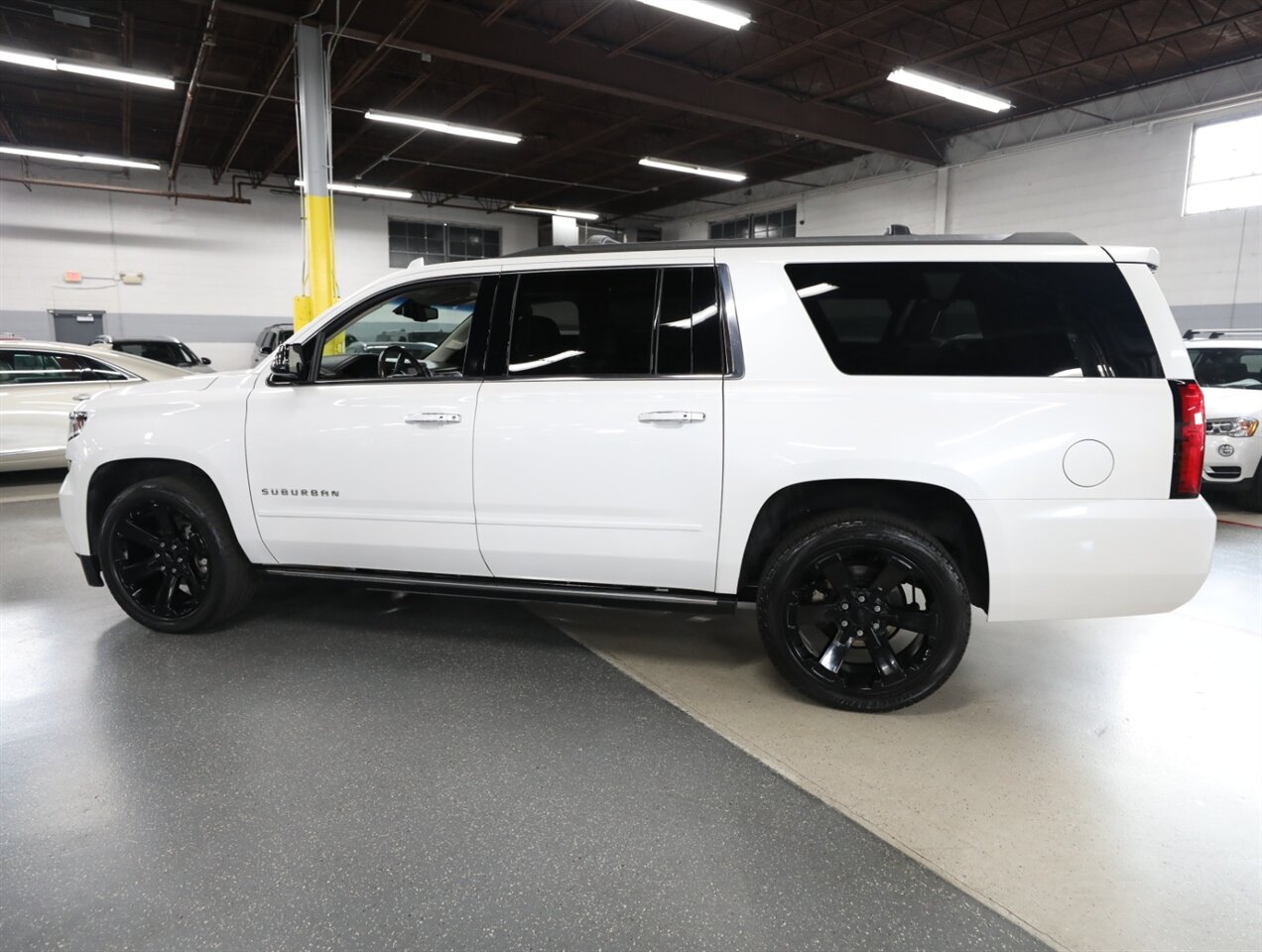 2017 Chevrolet Suburban Premier 4X4 - Photo 15 - Addison, IL 60101