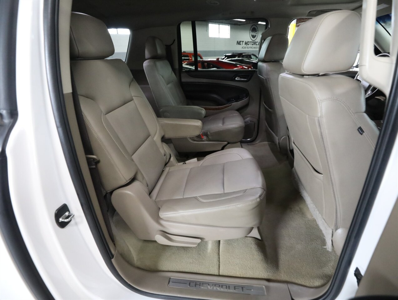 2017 Chevrolet Suburban Premier 4X4 - Photo 22 - Addison, IL 60101