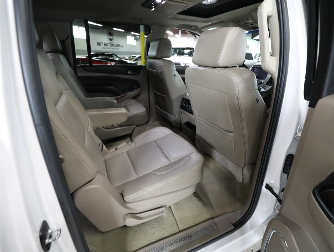 2017 Chevrolet Suburban Premier 4X4 - Photo 21 - Addison, IL 60101