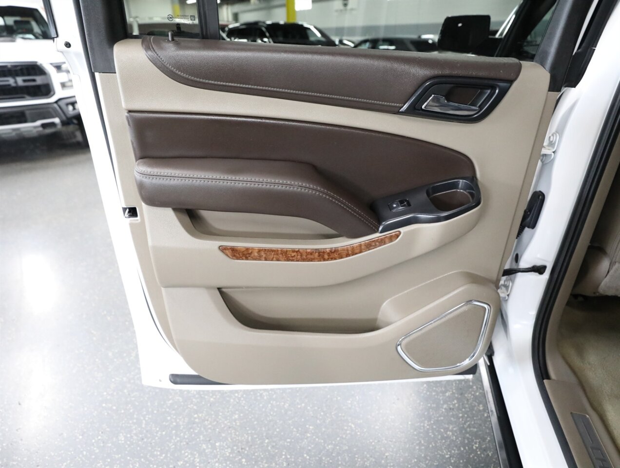2017 Chevrolet Suburban Premier 4X4 - Photo 30 - Addison, IL 60101