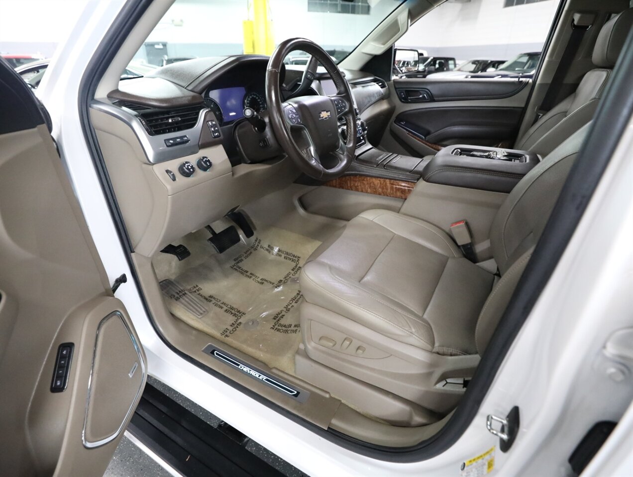2017 Chevrolet Suburban Premier 4X4 - Photo 36 - Addison, IL 60101