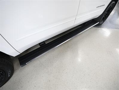 2017 Chevrolet Suburban Premier 4X4   - Photo 16 - Addison, IL 60101