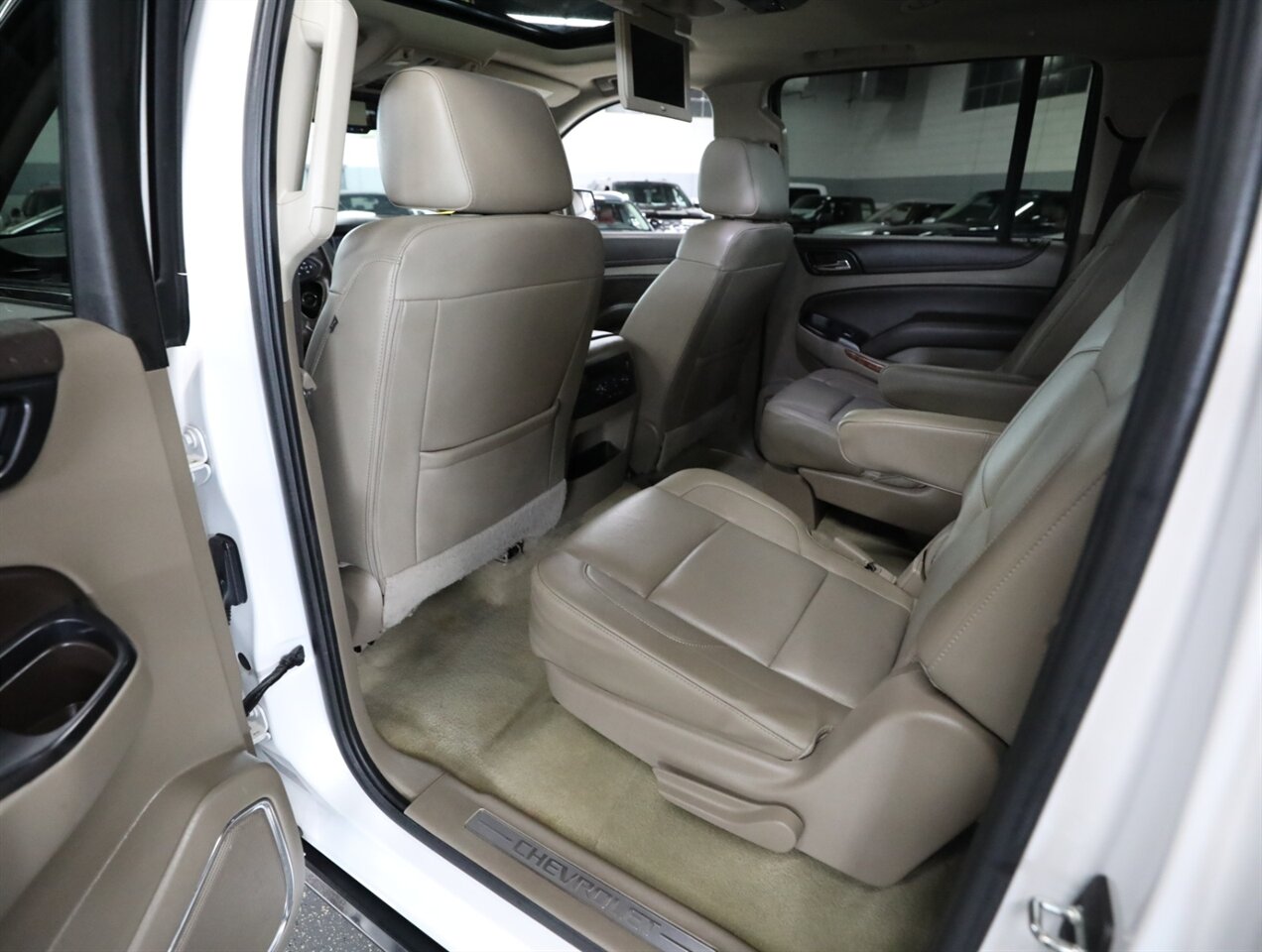 2017 Chevrolet Suburban Premier 4X4 - Photo 31 - Addison, IL 60101