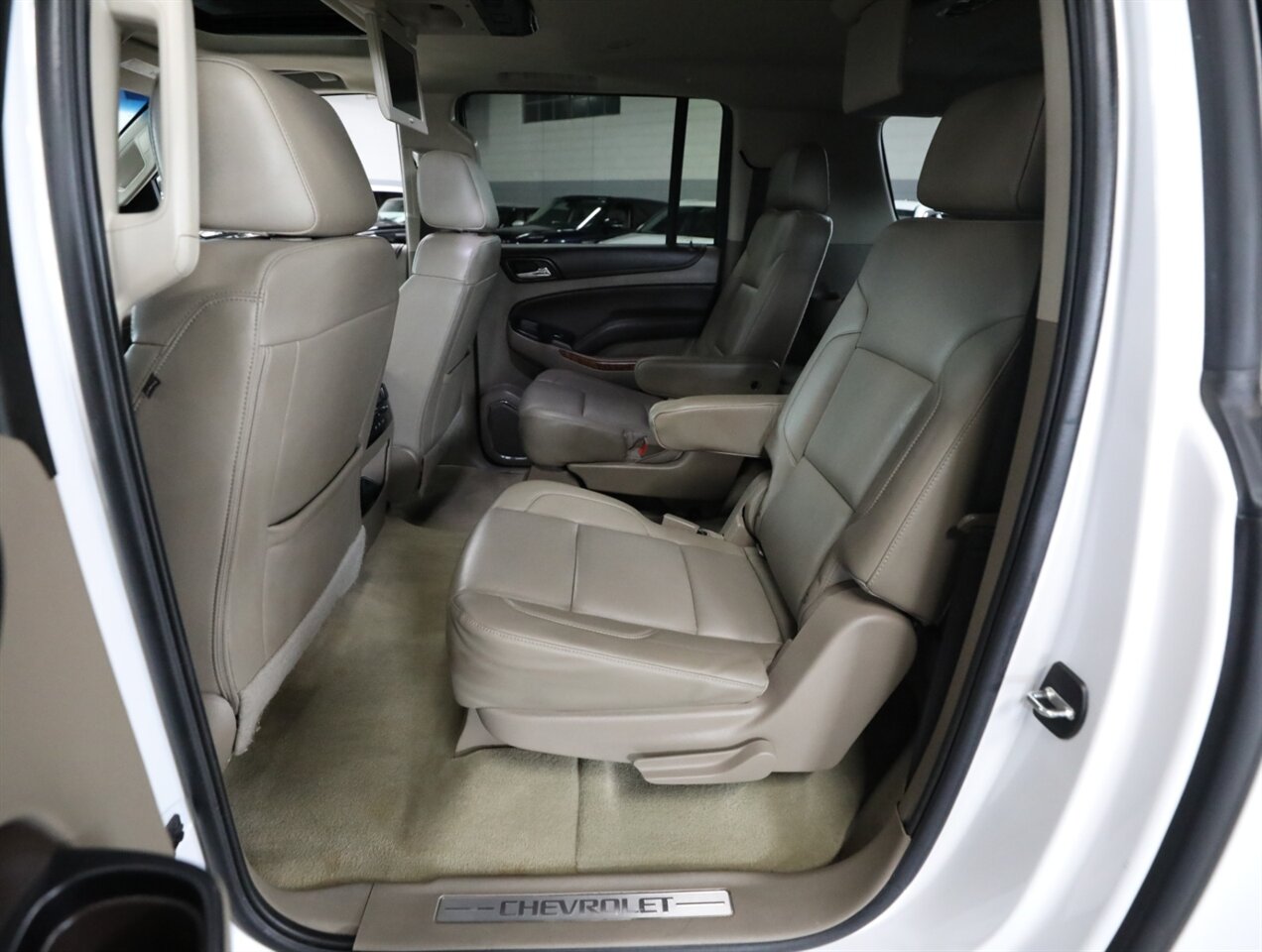 2017 Chevrolet Suburban Premier 4X4 - Photo 32 - Addison, IL 60101