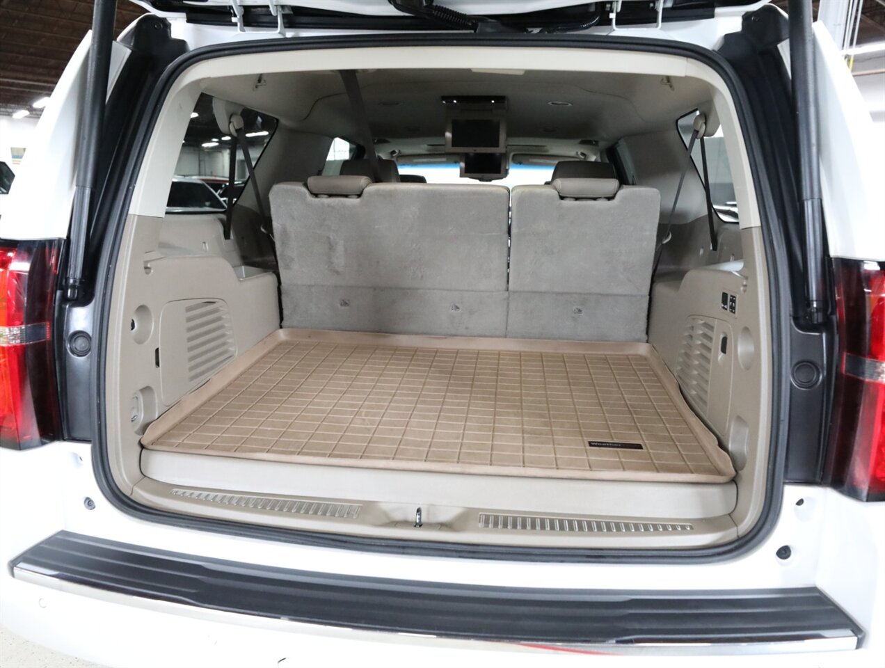 2017 Chevrolet Suburban Premier 4X4 - Photo 24 - Addison, IL 60101