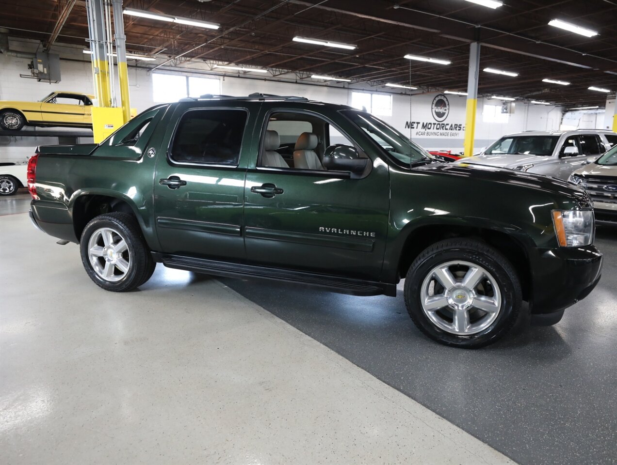2013 Chevrolet Avalanche LT Black Diamond 4X4 - Photo 8 - Addison, IL 60101