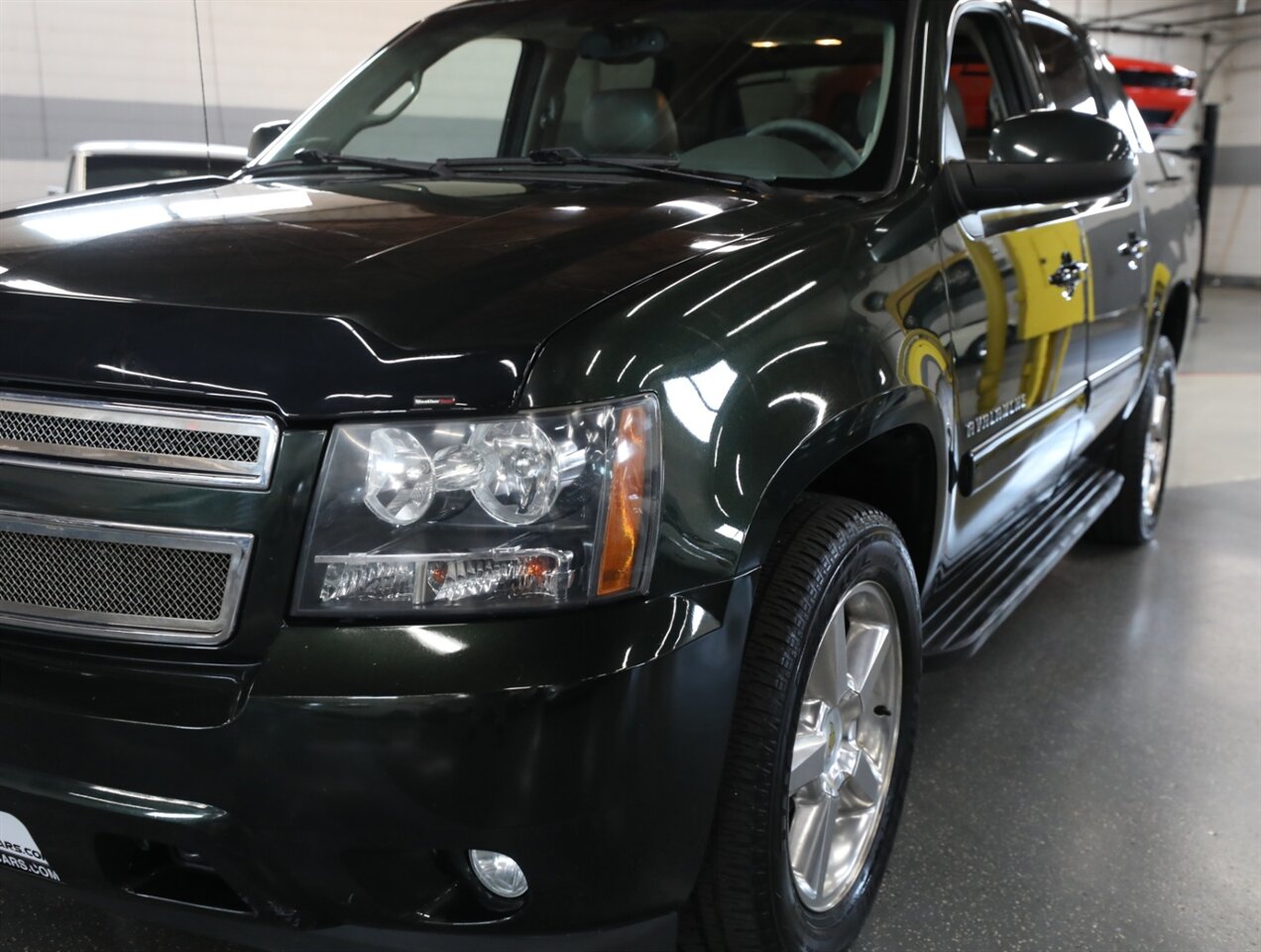 2013 Chevrolet Avalanche LT Black Diamond 4X4 - Photo 5 - Addison, IL 60101