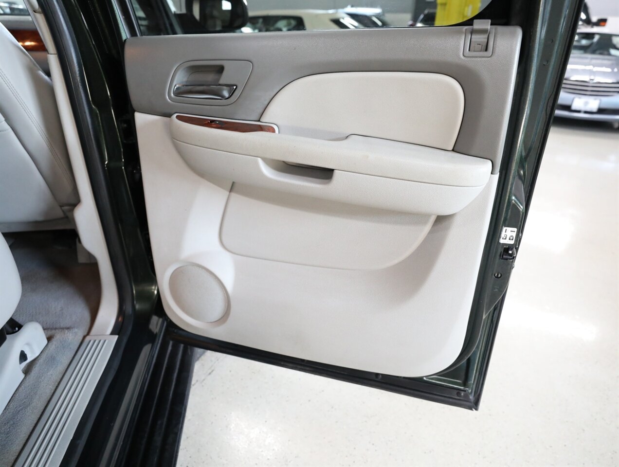 2013 Chevrolet Avalanche LT Black Diamond 4X4 - Photo 21 - Addison, IL 60101