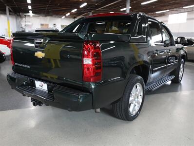 2013 Chevrolet Avalanche LT Black Diamond 4X4 - Photo 9 - Addison, IL 60101