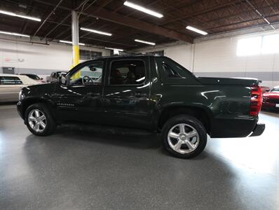 2013 Chevrolet Avalanche LT Black Diamond 4X4 - Photo 16 - Addison, IL 60101