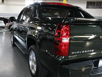 2013 Chevrolet Avalanche LT Black Diamond 4X4 - Photo 15 - Addison, IL 60101