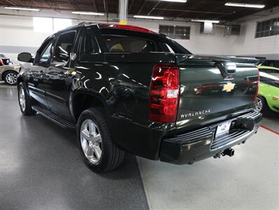 2013 Chevrolet Avalanche LT Black Diamond 4X4 - Photo 14 - Addison, IL 60101