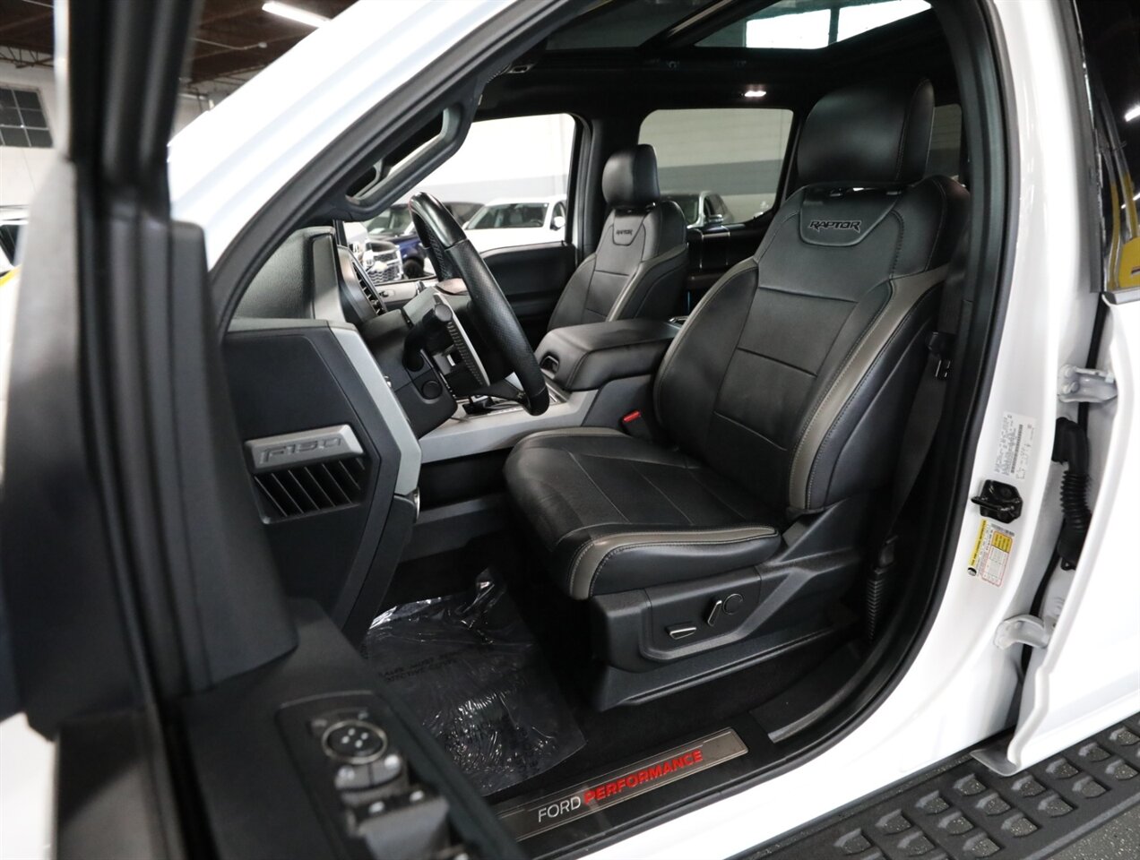 2017 Ford F-150 Raptor 4X4 - Photo 38 - Addison, IL 60101