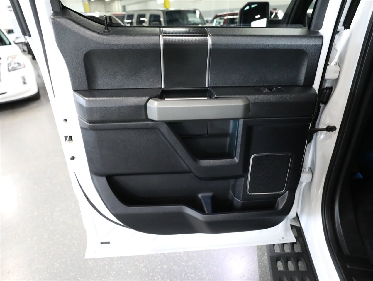 2017 Ford F-150 Raptor 4X4 - Photo 32 - Addison, IL 60101
