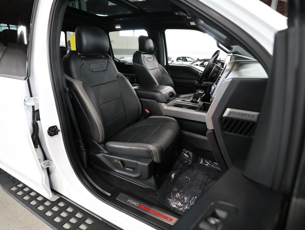 2017 Ford F-150 Raptor 4X4 - Photo 28 - Addison, IL 60101