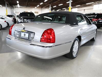 2011 Lincoln Town Car Signature Limited   - Photo 10 - Addison, IL 60101