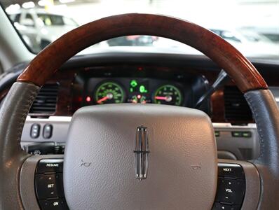 2011 Lincoln Town Car Signature Limited   - Photo 33 - Addison, IL 60101