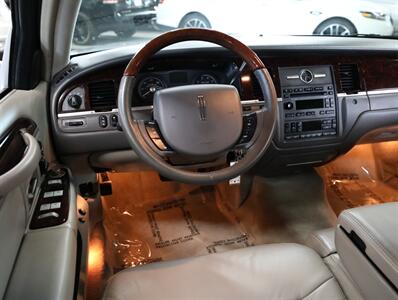 2011 Lincoln Town Car Signature Limited   - Photo 25 - Addison, IL 60101